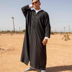 gandoura noire en soie brodée à la main